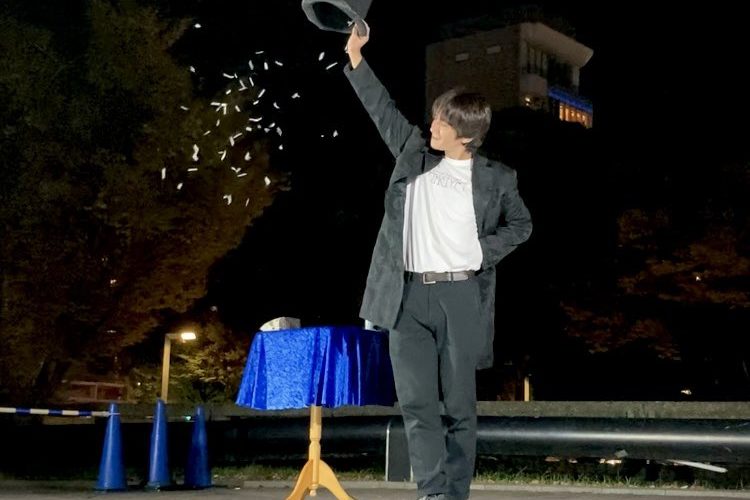 肉ニクまつり2020年10月にて大阪のマジシャン(大道芸人)Entertainer MIKIYAがパフォーマンス。水晶玉が紙吹雪に変化するマジック。