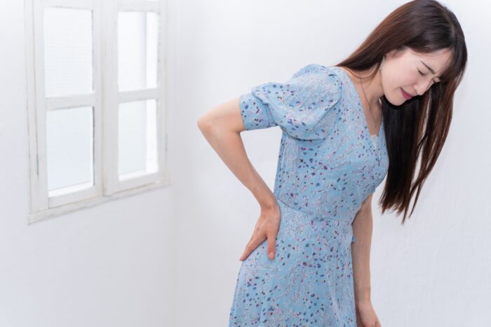 腰痛で悩む女性