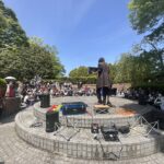 京都アメリカンフードフェスティバルにて関西(大阪)のマジシャン大道芸人Entertainer MIKIYAがショーをしている。京都国際交流会館前の円形ステージ。マジックとジャグリングのパフォーマンス。