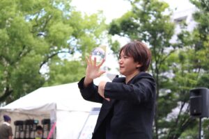 関西(大阪)のマジシャン大道芸人Entertainer MIKIYAがコンタクトジャグリングをしている。直径100mmの水晶玉を使ってバタフライという技をしている。