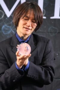 関西(大阪)のマジシャン大道芸人Entertainer MIKIYAが水晶玉でコンタクトジャグリングをしている