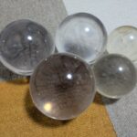 100㎜のクリスタルボール3個と76mmのクリスタルボール２個。コンタクトジャグリング用の水晶玉。